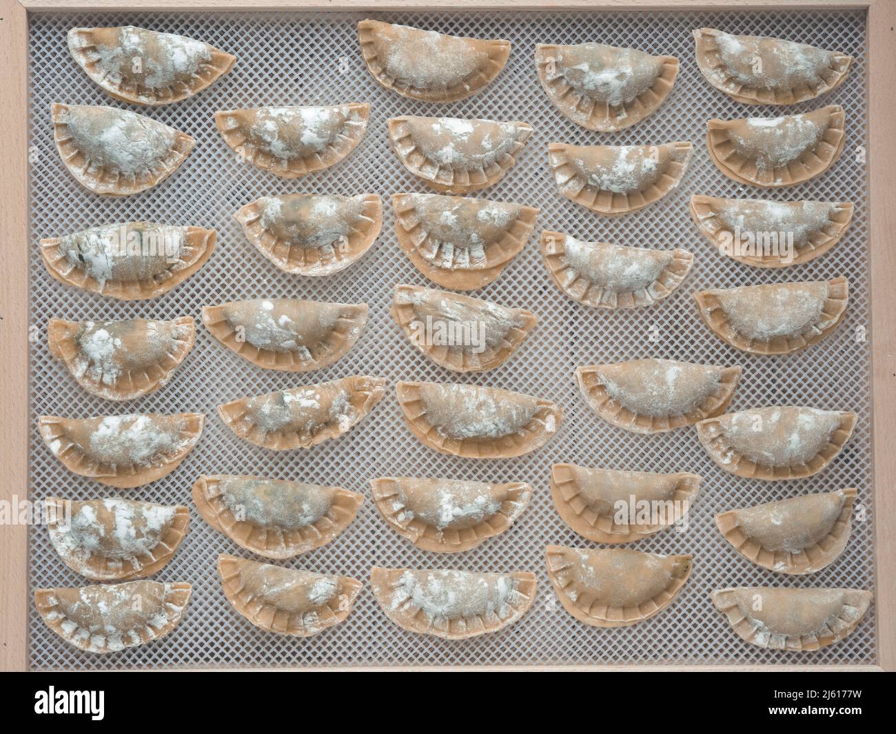 topview des pâtes faites maison - raviolis italiens pendant la phase de séchage sur le sèche-nouilles Banque D'Images topview des pâtes faites maison - raviolis italiens pendant la phase de séchage sur le sèche-nouilles Banque D'Images