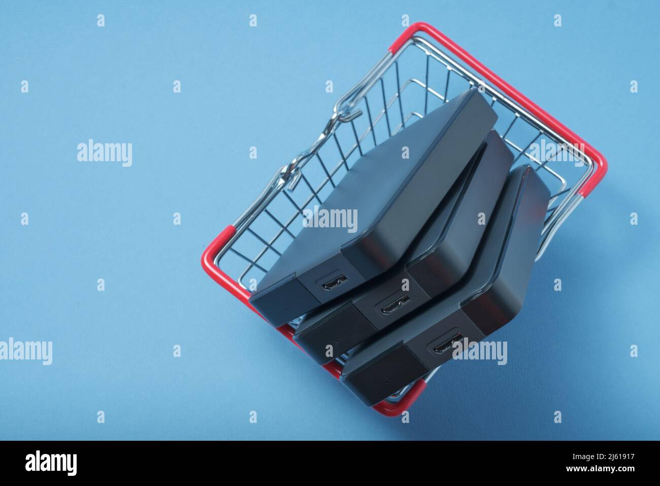 Pile de disques durs dans un panier. Banque D'Images