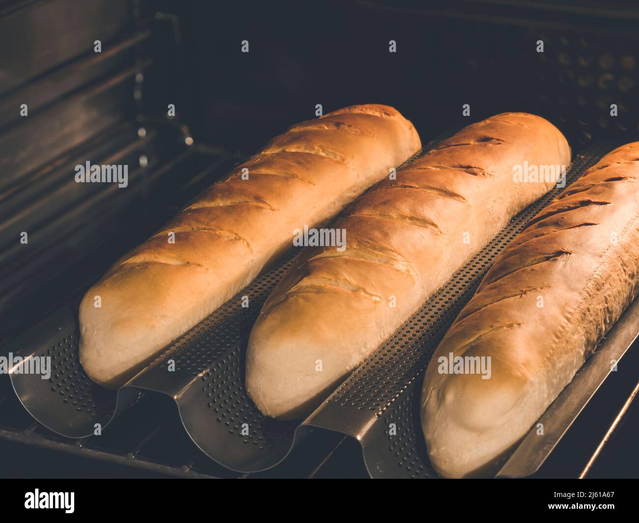 comment faire cuire votre propre baguette maison parfaite ou pain sandwich dans la baguette spéciale ou le moule à pain français Banque D'Images