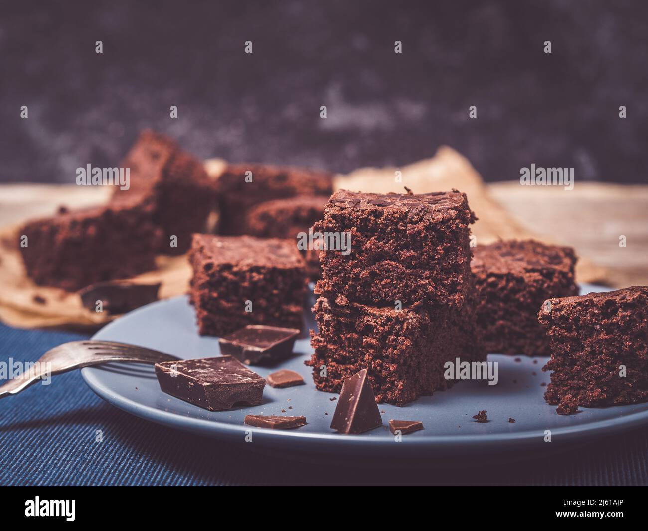 pile de brownies maison moelleuses décorées de chocolat Banque D'Images