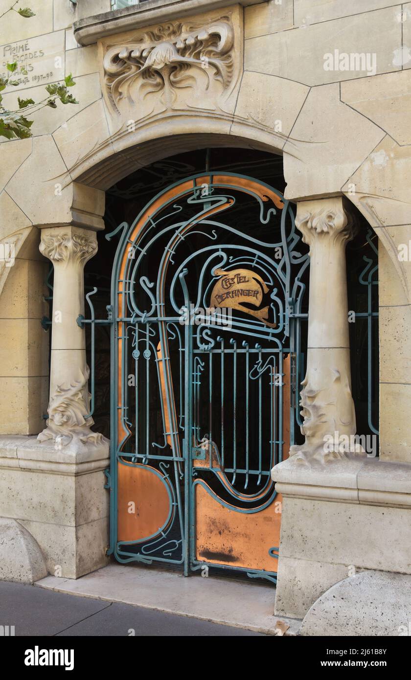 Entrée principale du Castel Béranger à Paris, France. Le bâtiment résidentiel appelé Castel Béranger a été conçu par l'architecte français Hector Guimard et construit entre 1895 et 1898 dans la rue de la Fontaine. C'était le premier bâtiment de Paris dans le style Art Nouveau. Banque D'Images