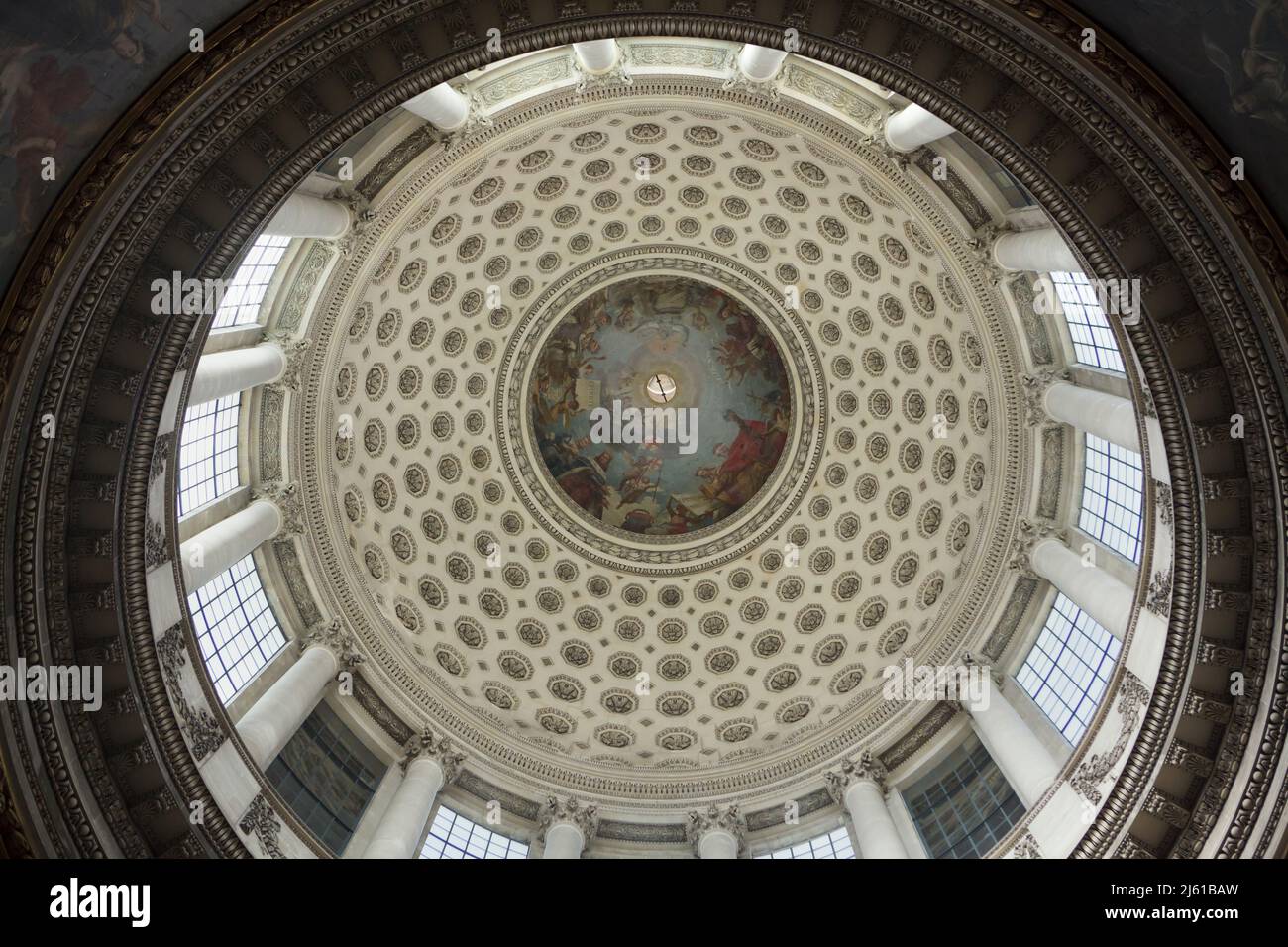 Intérieur du dôme principal du Panthéon conçu par l'architecte français Jacques-Germain Soufflot (1758-1790) à Paris, France. L'apothéose de Saint Geneviève représentée en plein air par le peintre français Antoine-Jean gros (1811–1834) est vue au milieu du dôme. Banque D'Images