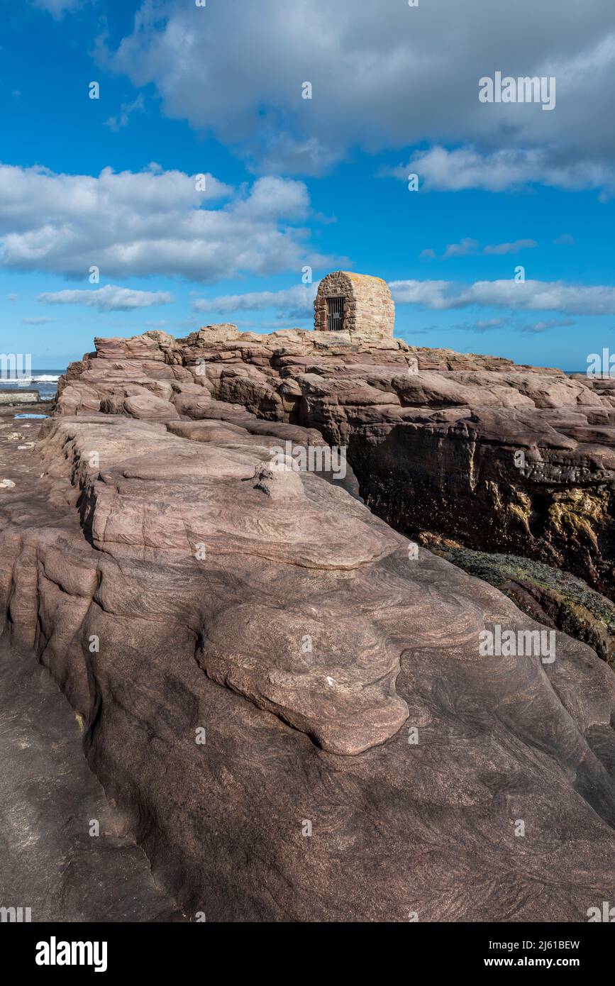 L'ancienne poudreuse sur Seahouses plage Northumberland Angleterre Royaume-Uni Banque D'Images