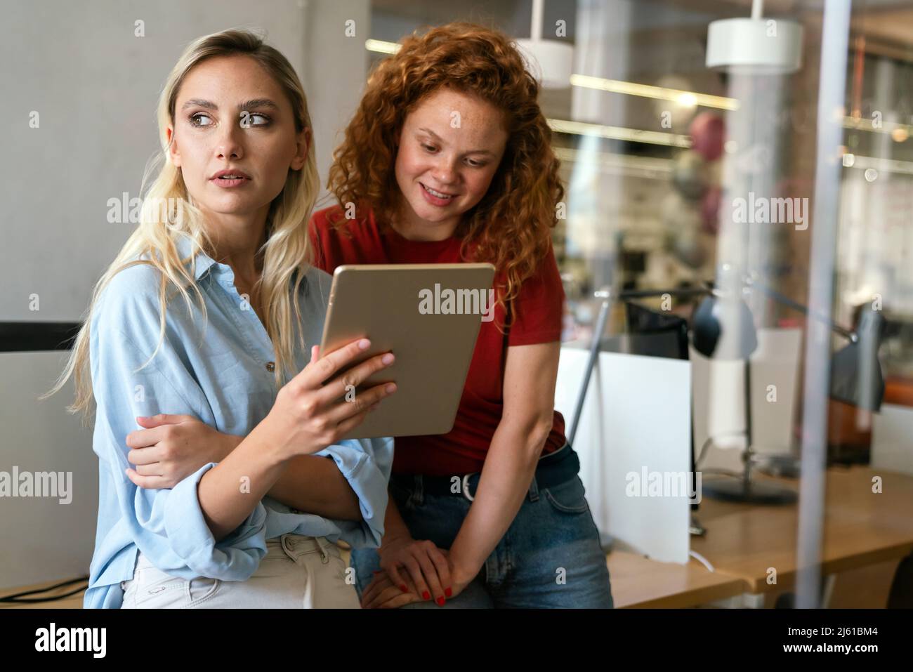 Portrait de jeunes femmes d'affaires heureuses, des designers souriant tout en travaillant ensemble au bureau Banque D'Images