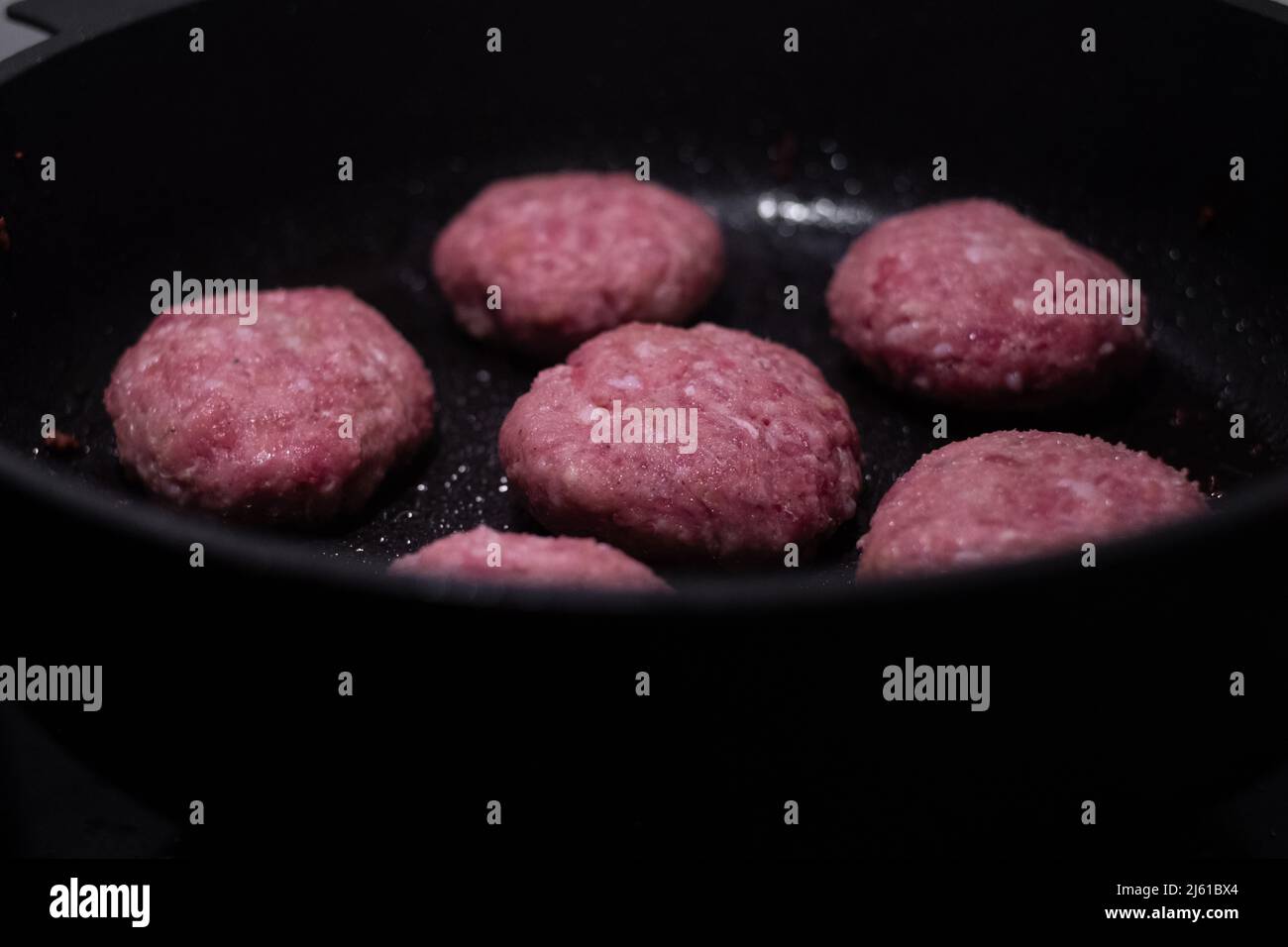 Patties de hamburger de bœuf sur une poêle chaude. Banque D'Images