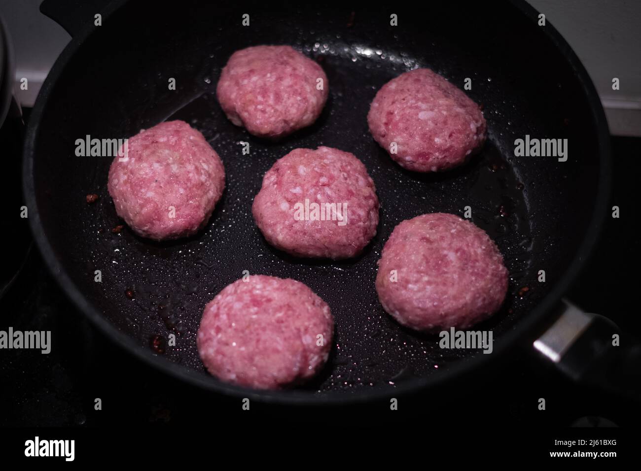 Patties de hamburger de bœuf sur une poêle chaude. Banque D'Images