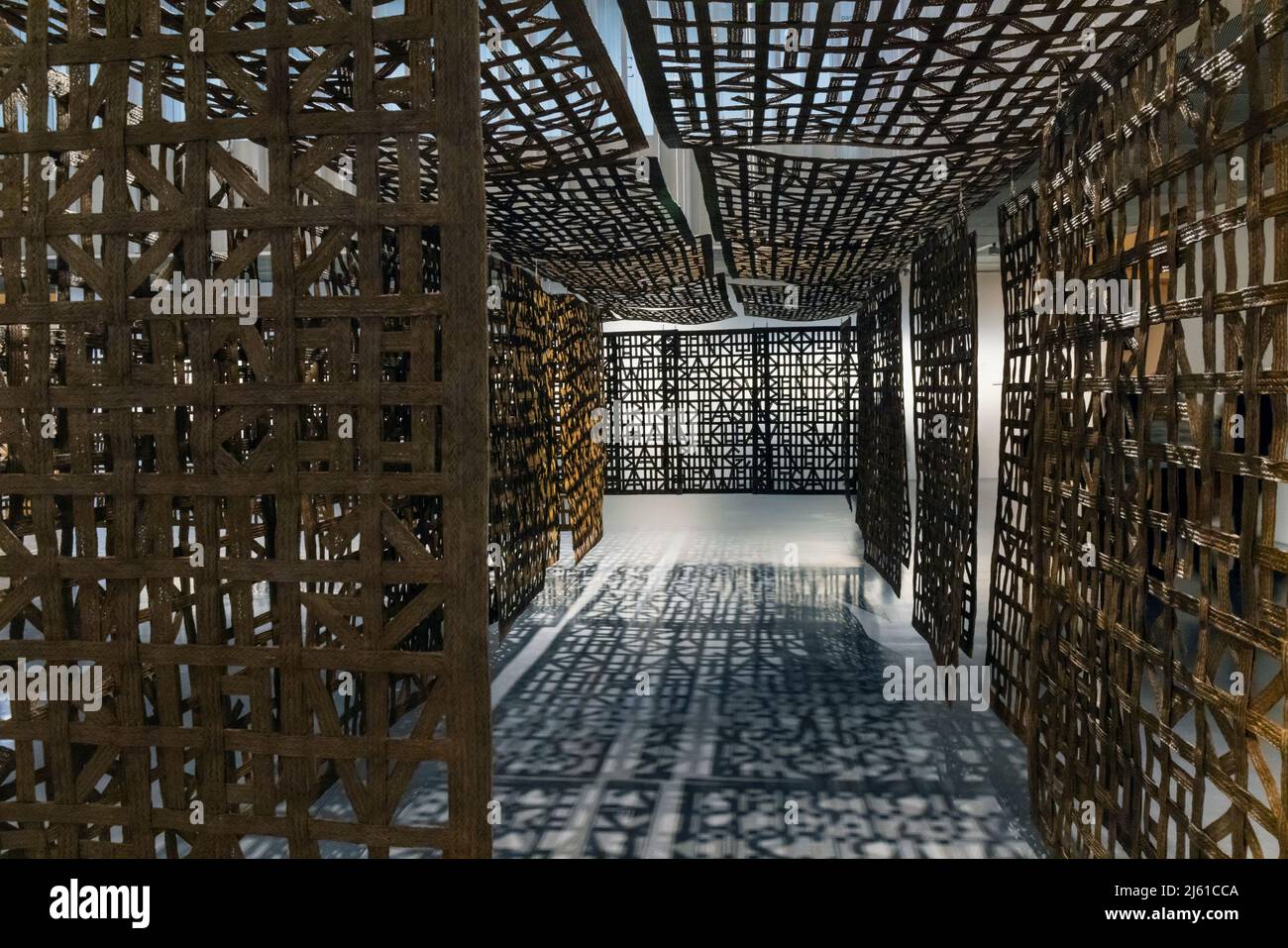 Couloir suspendu III, par Cristina Iglesias, 1956 - . Exposition de Miro à Barcelo. Un siècle d'espagnol Art. Centro Pompidou, Malaga, Costa d Banque D'Images