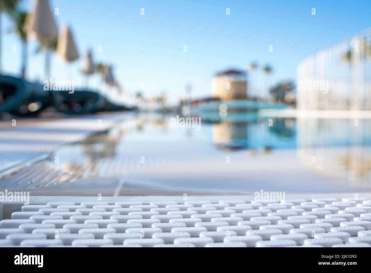 Côté de la piscine avec un tamis pour débordement d'eau. Mise au point sélective. Banque D'Images