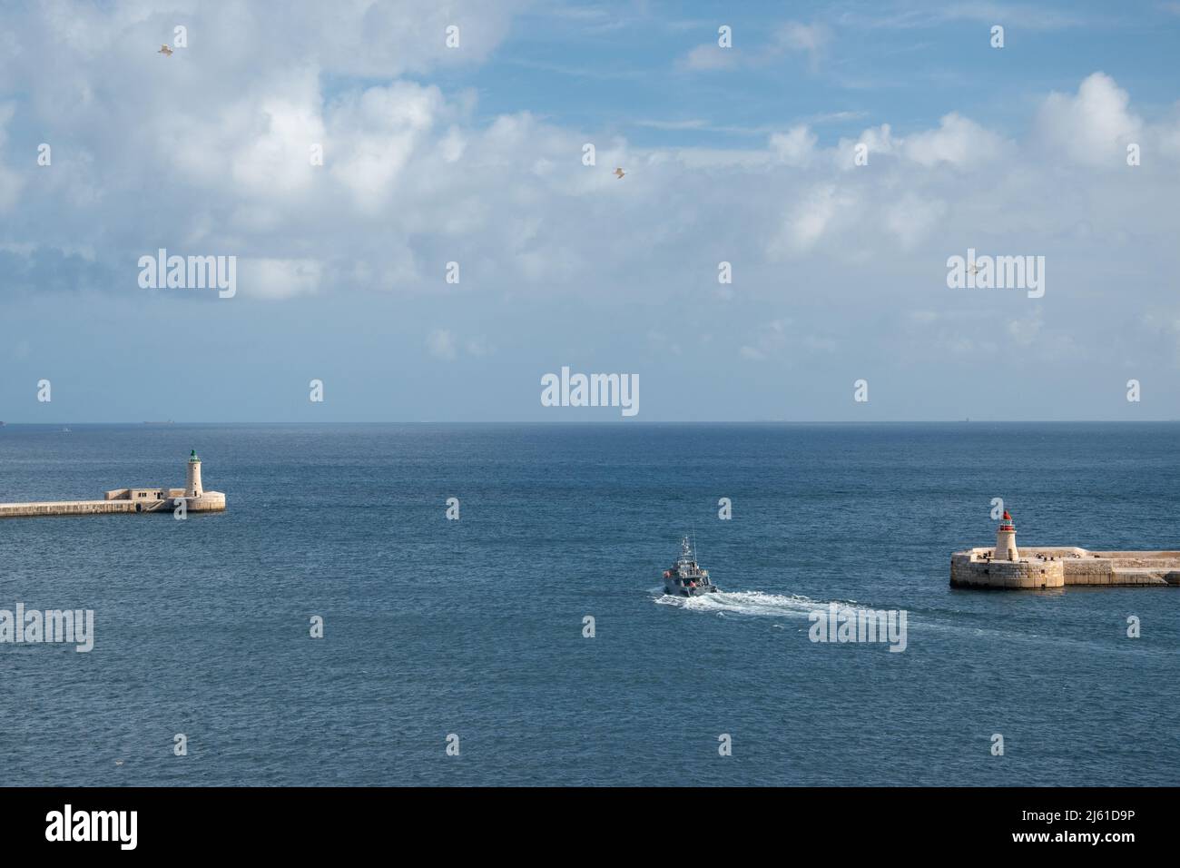 Le brise-lames de Saint-Elmo et le brise-lames de Ricasoli est gardent l'entrée du Grand Port, la Valette, Malte. Banque D'Images