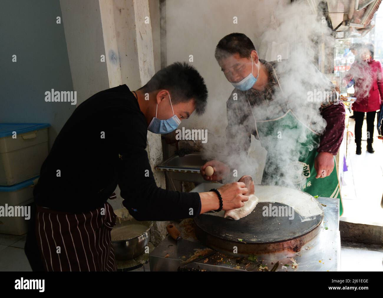 Jiān bǐng est un petit-déjeuner très populaire en Chine. Ces crêpes croustillantes peuvent être trouvés dans chaque ville chinoise principalement dans la matinée. Banque D'Images