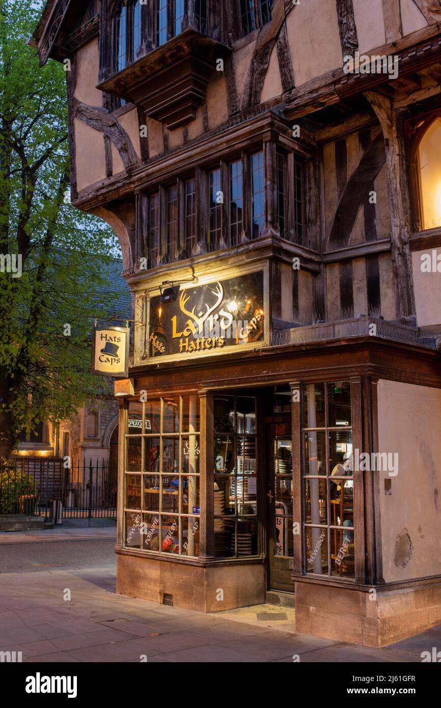 Laird hatters Shop dans le bâtiment du 14th siècle à pans de bois sur la rue Cornmarket à l'aube. Oxford, Oxfordshire, Angleterre Banque D'Images