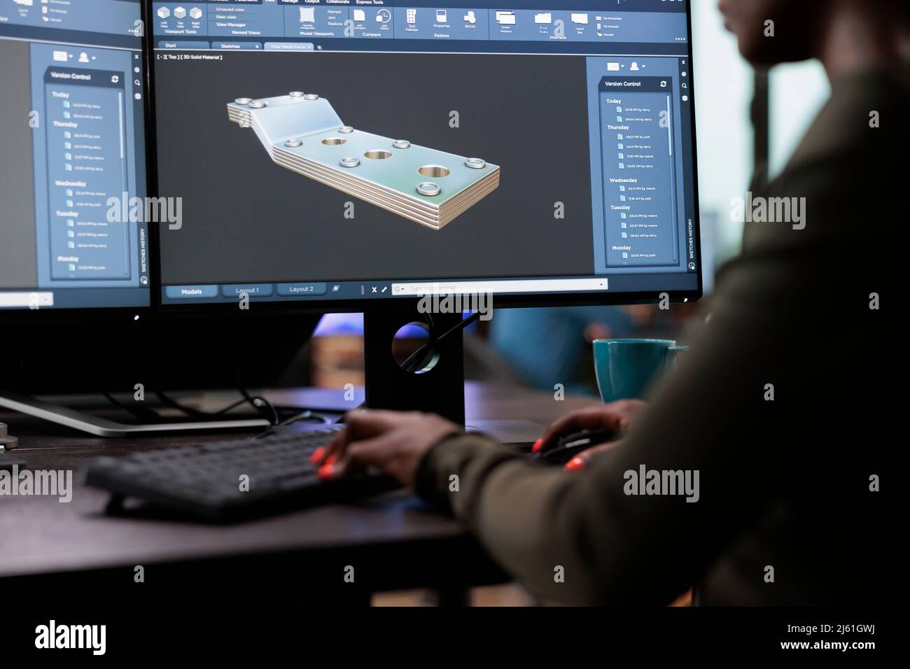 Gros plan d'un professionnel de l'industrie graphique possédant de hautes compétences en modélisation et travaillant avec une technologie logicielle avancée. Gros plan de l'artiste numérique travaillant sur le modèle 3D pour améliorer la géométrie et optimiser le projet. Banque D'Images