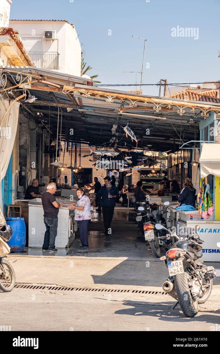 Île d'Aegina, Grèce - 04.27.2022: En dehors du marché local du poisson. Les acheteurs et les vendeurs marchandes pour le poisson le plus frais. Fruits de mer frais exposés. Banque D'Images