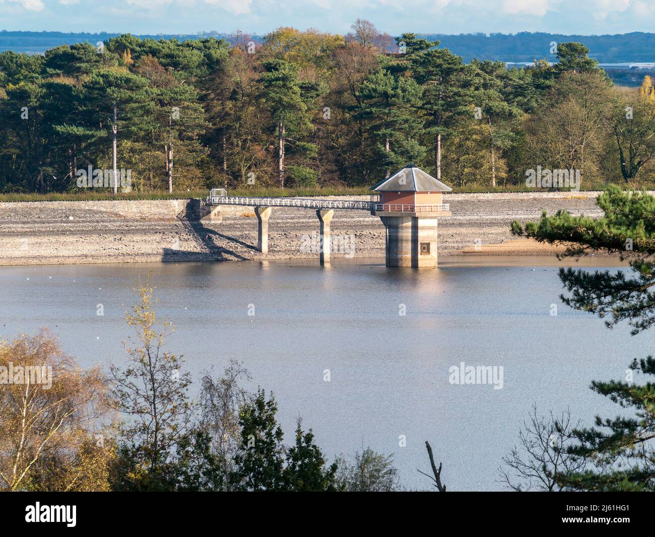 Retirer la tour, le pont et le mur du barrage, Cropston Reservoir, Leicestershire, Angleterre, Royaume-Uni Banque D'Images