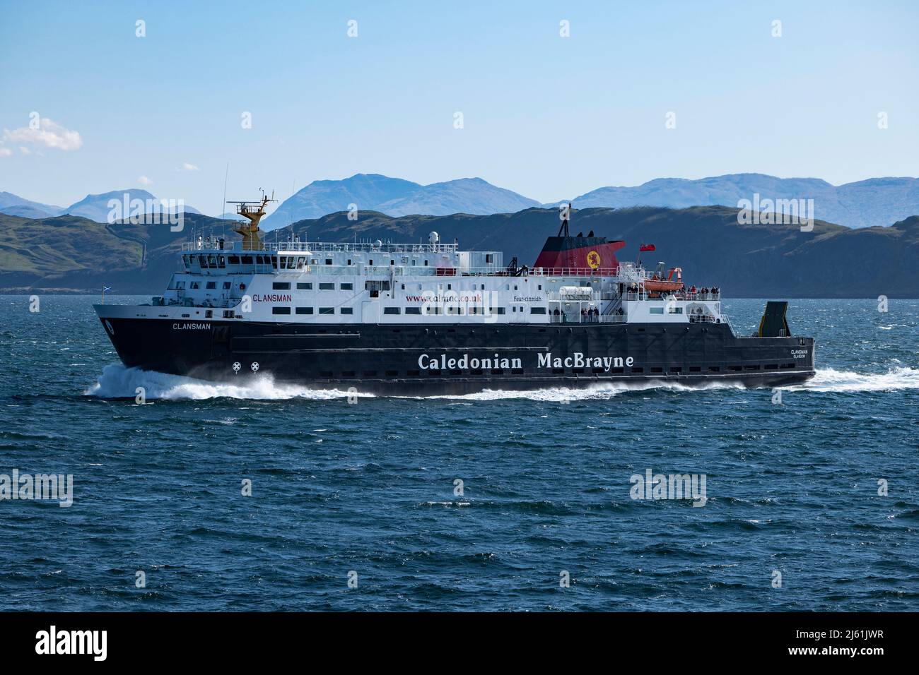 Caledonian MacBrayne car Ferry Clansman voyage vers le nord le long de la baie de Mull dans les Hébrides intérieures le long de la côte ouest de l'Écosse Banque D'Images