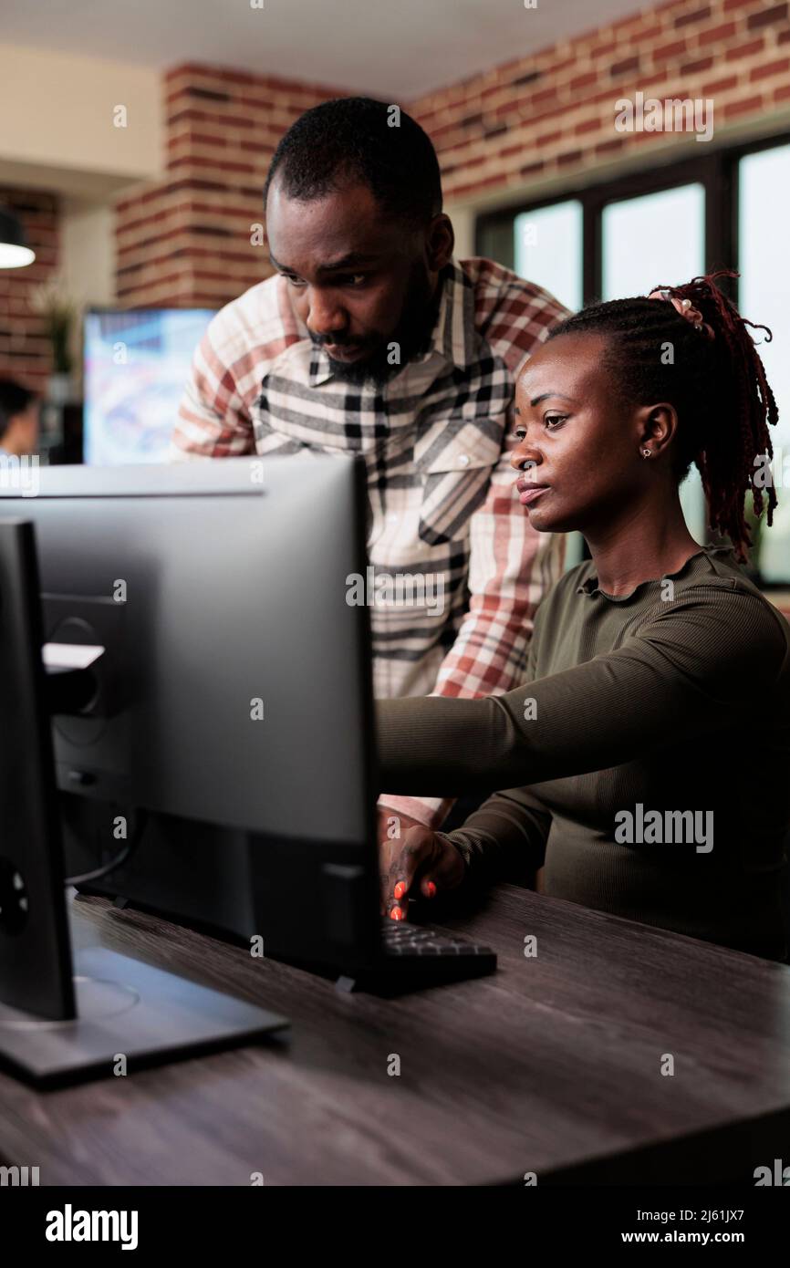 Agence créative des travailleurs du département de production essayant de résoudre les problèmes de développement du projet 3D. Les employés de la société de logiciels remue-méninges des idées de conception tout en étant assis dans un espace de Banque D'Images