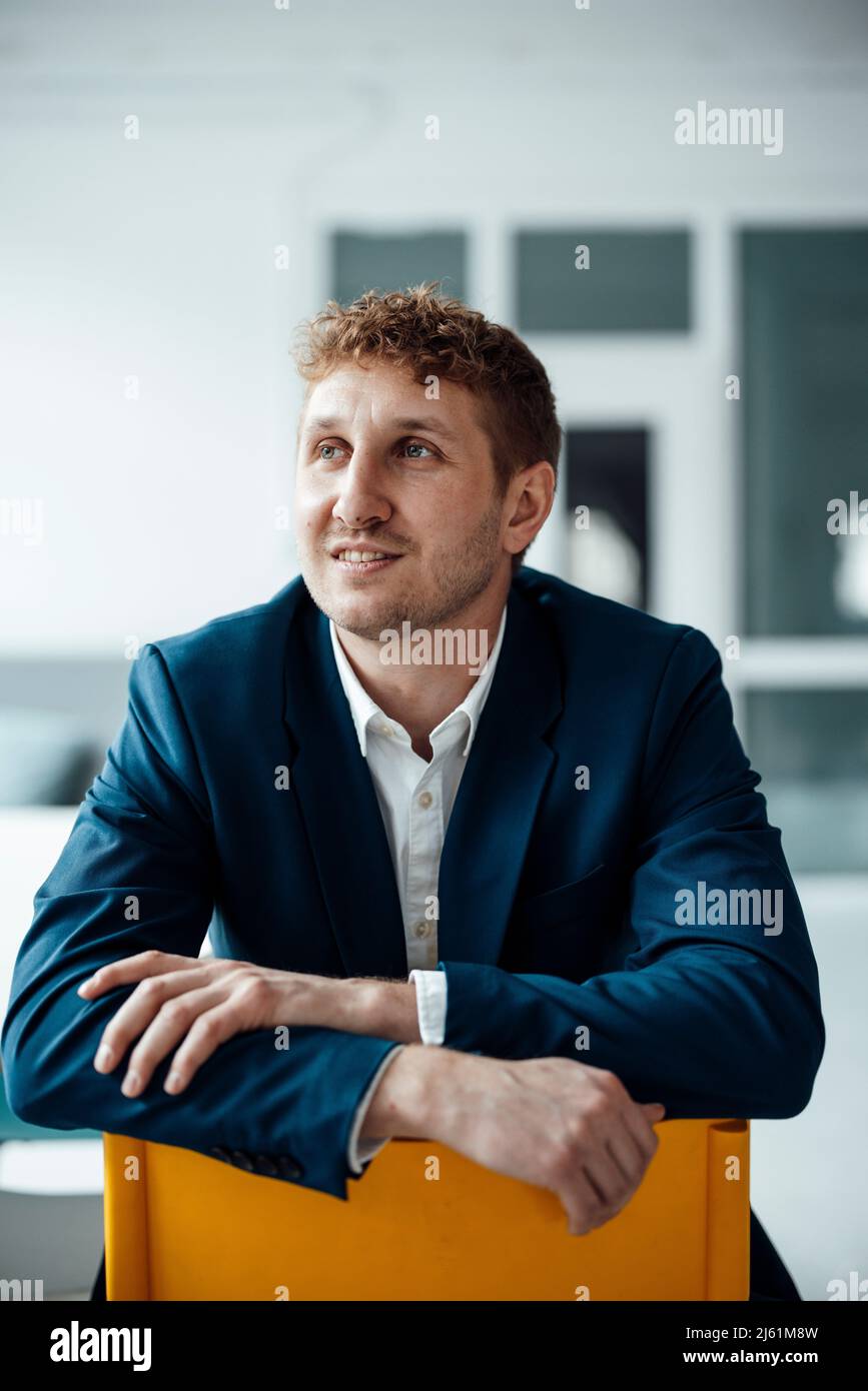 Businessman sitting on chair in office Banque D'Images