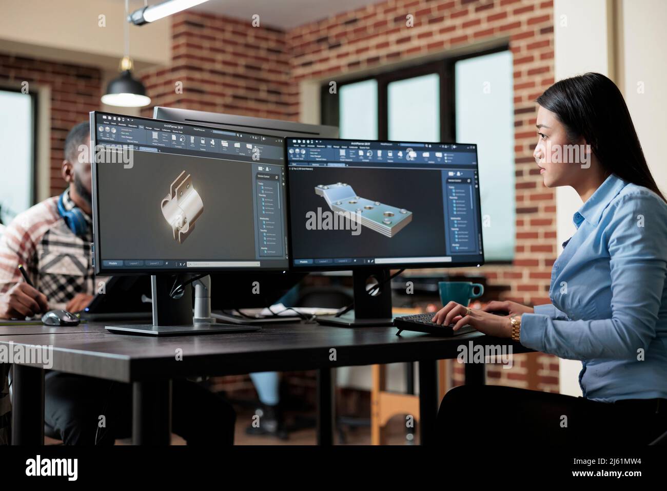 Employé professionnel de l'agence de création créant 3D croquis à l'aide d'un logiciel avancé. Ingénieur numérique développant un prototype de maillage à l'aide d'un ordinateur moderne tout en étant assis au bureau. Banque D'Images