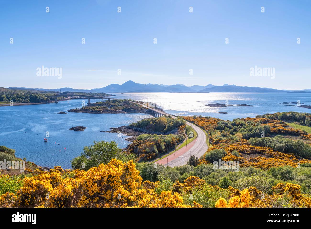 Pont de Skye sur l'eau le jour ensoleillé Banque D'Images