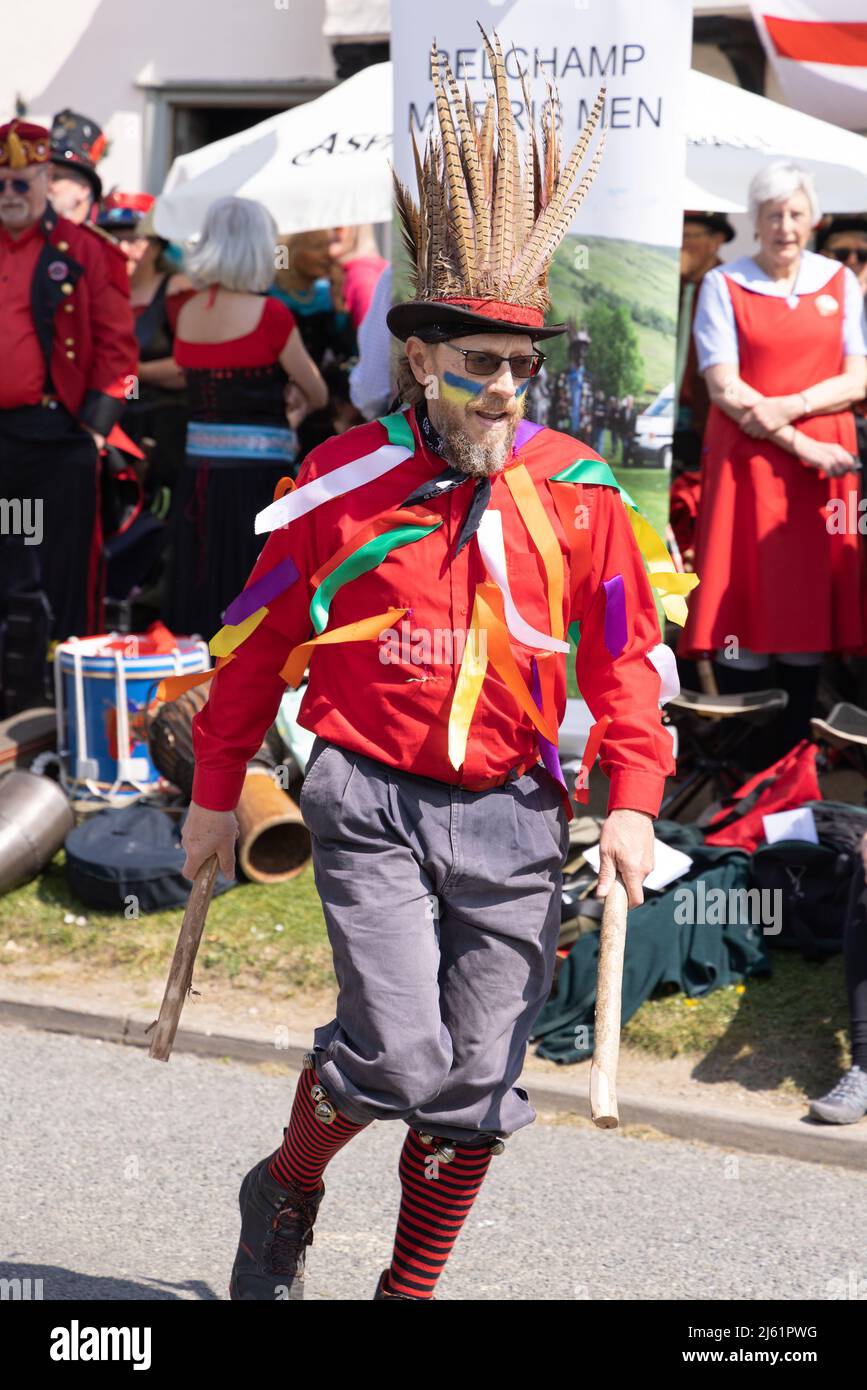 Un danseur Morris au Royaume-Uni; un homme dansant Morris, danse traditionnelle de rue par une journée ensoleillée au printemps, Hundon village, Suffolk au Royaume-Uni Banque D'Images