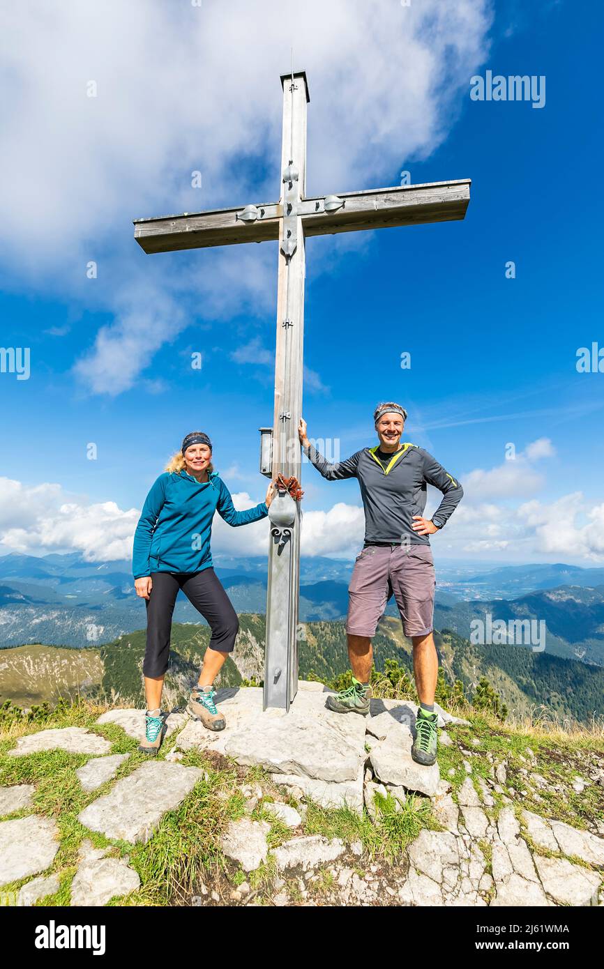 Deux randonneurs posant par le sommet de la montagne Demeljoch Banque D'Images