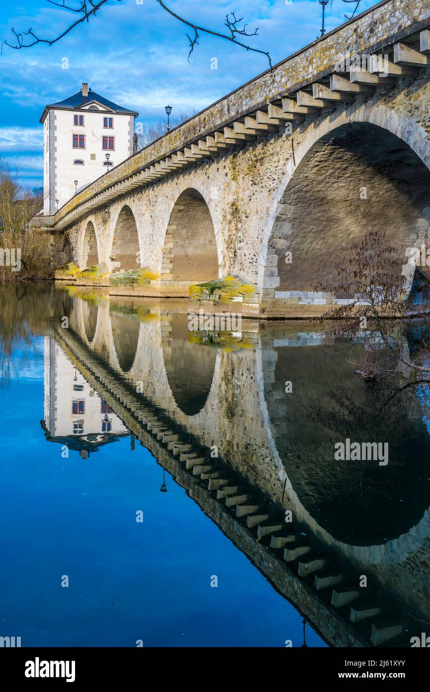 Allemagne, Hesse, Limbourg et Lahn, pont de Lahn qui se reflète dans la rivière Lahn Banque D'Images