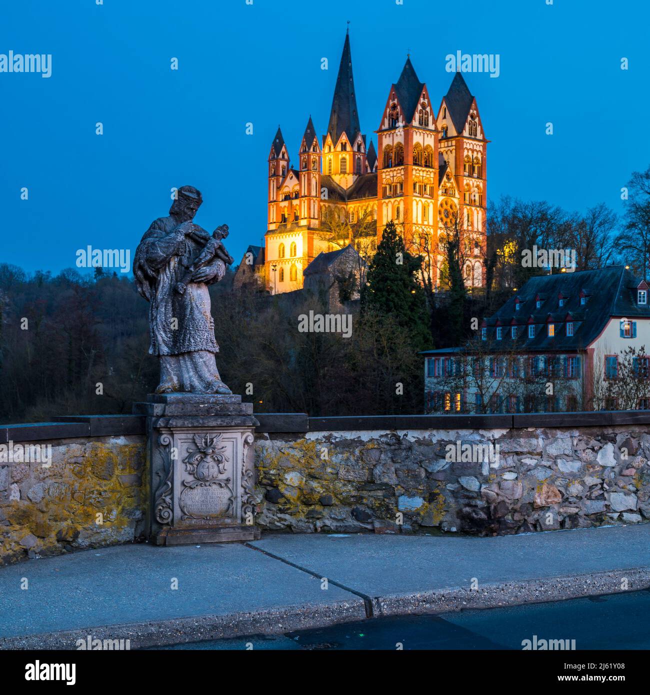 Allemagne, Hesse, Limbourg an der Lahn, Statue de Jean de Nepomuk sur le pont de Lahn au crépuscule avec la cathédrale illuminée de Limbourg en arrière-plan Banque D'Images
