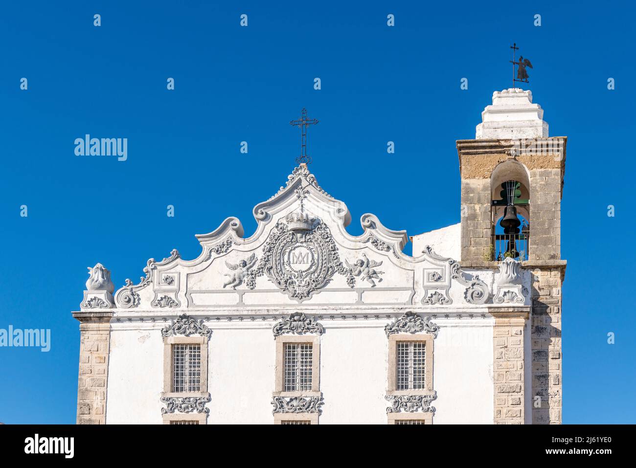 Portugal, Algarve, Olhao, clocher et reliefs de toit de l'église Igreja de Nossa Senhora do Rosario Banque D'Images