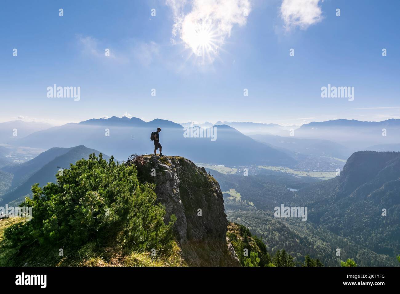 Homme debout au sommet de la montagne par beau temps Banque D'Images