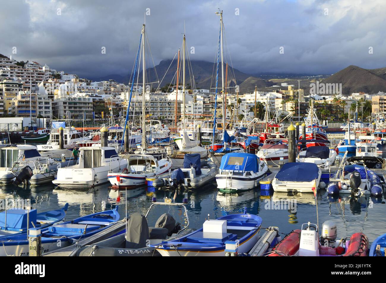 Bateaux et hôtels modernes, port de Los Cristianos dans le sud-ouest de Tenerife Iles Canaries Espagne. Banque D'Images