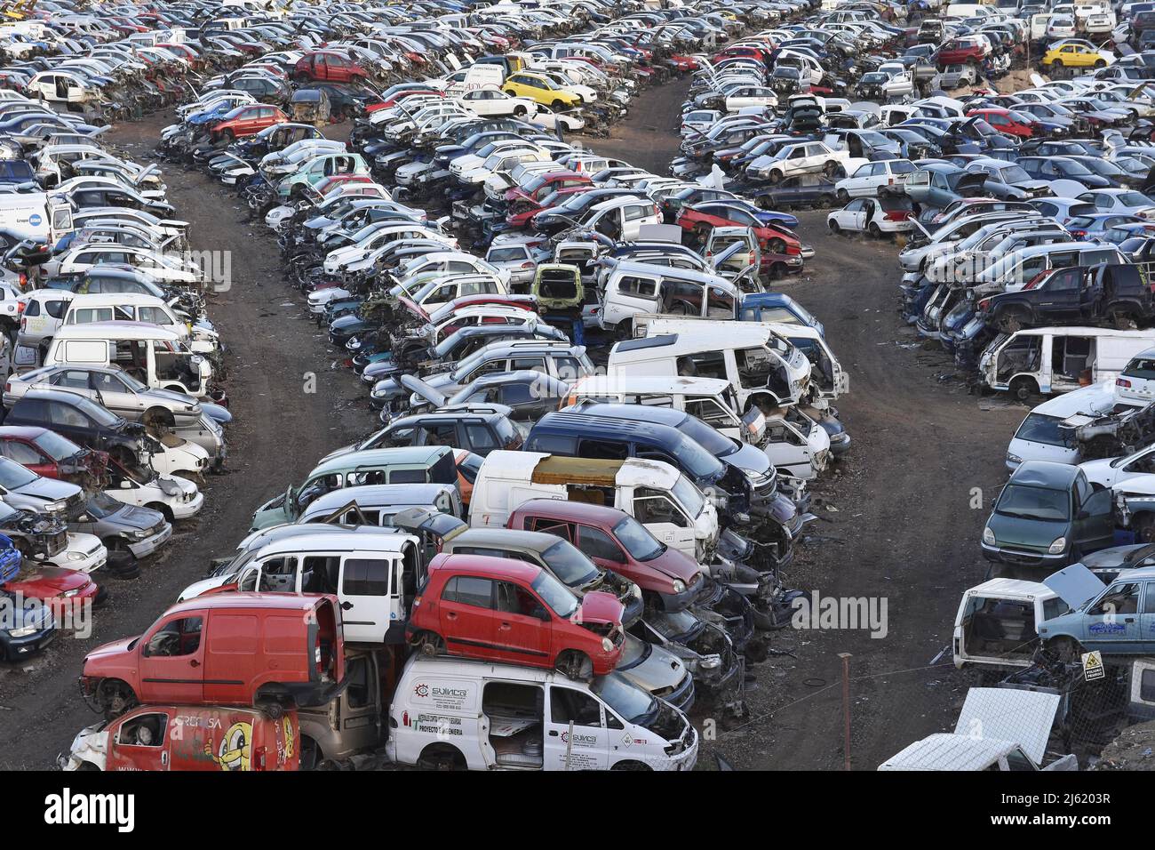 Les épaves de voiture se sont accumulées dans un cimetière avant d'être déchiquetées, Tenerife Iles Canaries Espagne. Banque D'Images