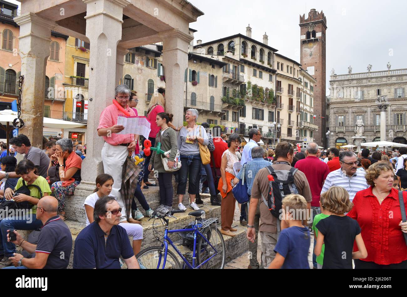 Touristes à la place Piazza delle Erbe à Vérone Italie. Banque D'Images