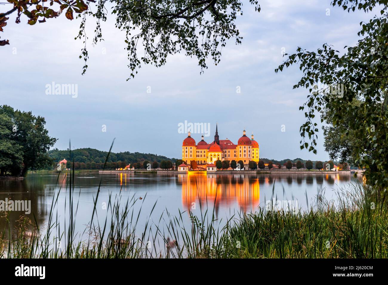 Allemagne, Saxe, Moritzburg, vue sur le lac au crépuscule avec le château de Moritzburg en arrière-plan Banque D'Images