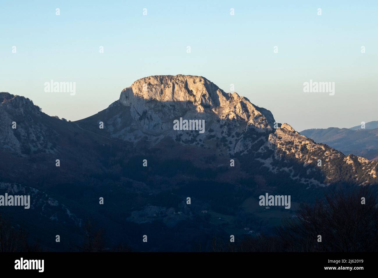 sommets rocheux des montagnes d'urkiola dans le pays basque Banque D'Images