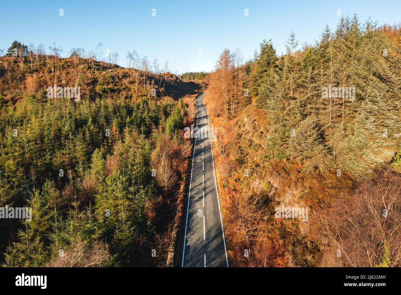 Royaume-Uni, pays de Galles, vue aérienne de l'autoroute s'étendant sur le paysage d'automne du parc national de Snowdonia Banque D'Images