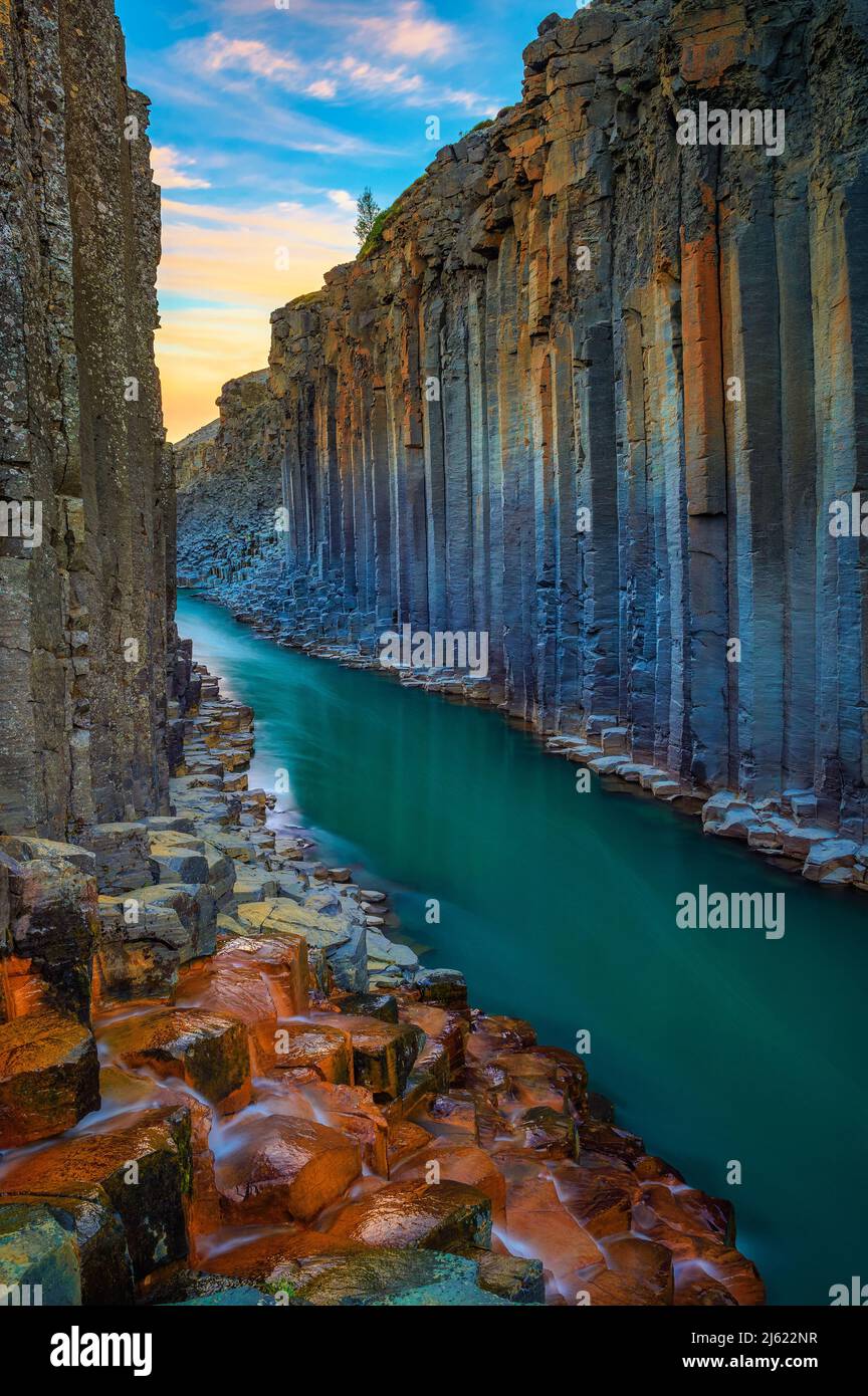 Studlagil Canyon dans l'est de l'Islande au coucher du soleil Banque D'Images