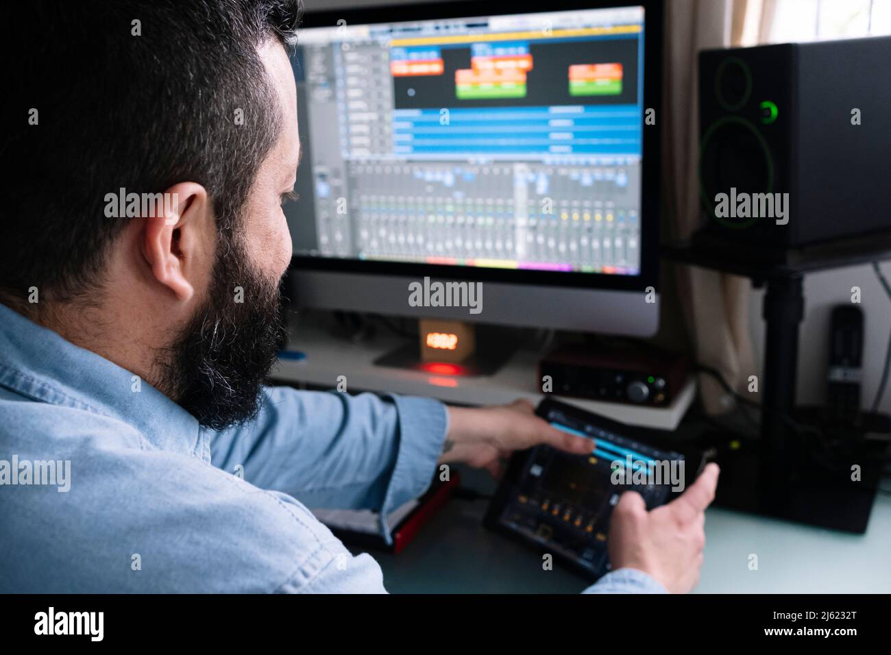 Compositeur créant de la musique sur tablette PC à la maison Banque D'Images