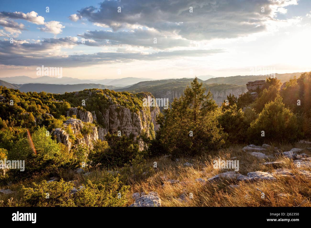 Grèce, Epirus, Paysage du Parc National Vikos-Aoos au coucher du soleil d'été Banque D'Images