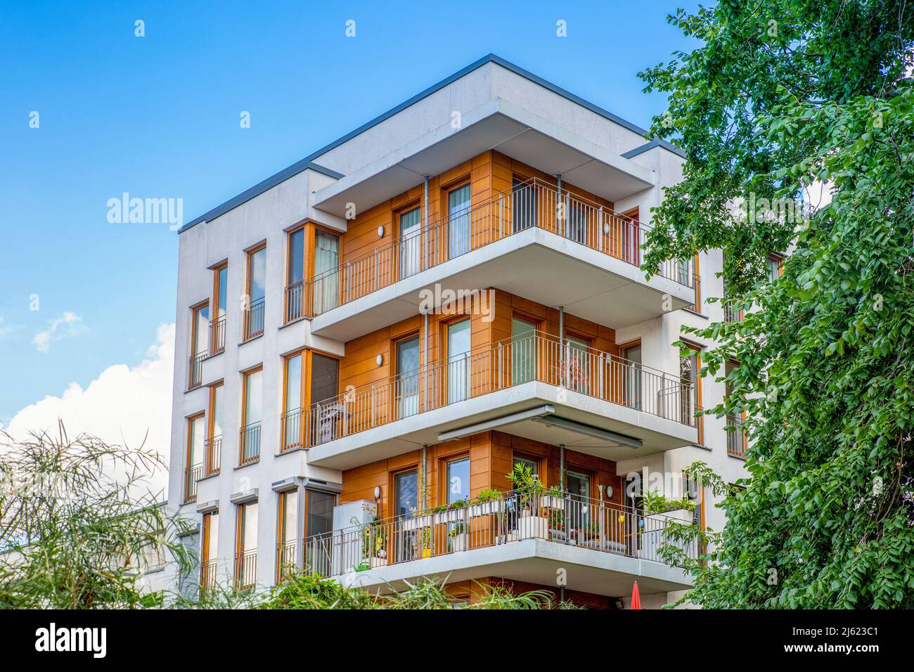 Allemagne, Berlin, balcons d'un immeuble moderne dans un nouveau domaine de développement Banque D'Images