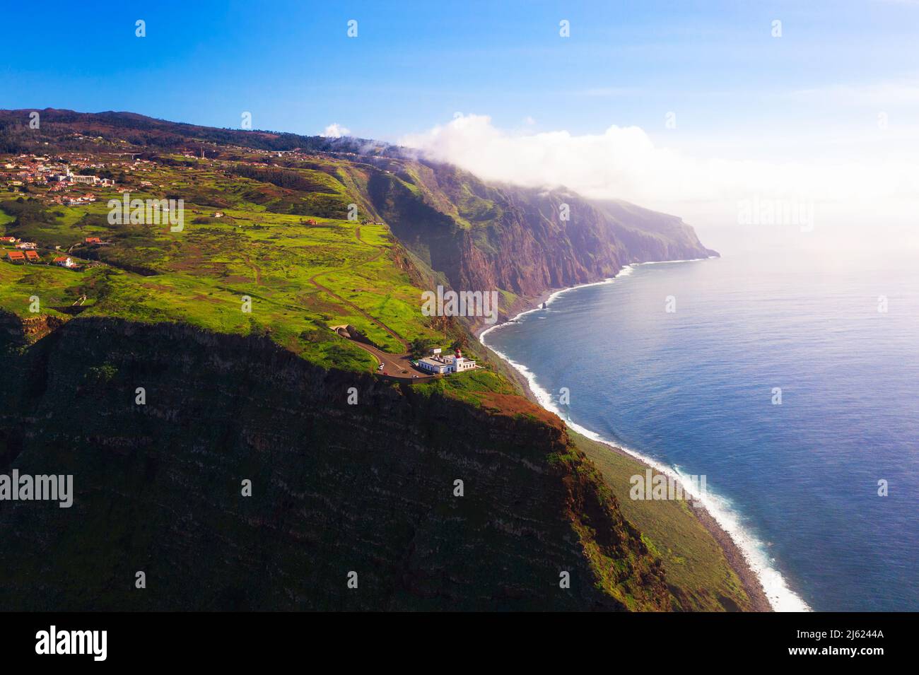 Vue aérienne du phare de Ponta do Pargo dans les îles de Madère, Portugal Banque D'Images
