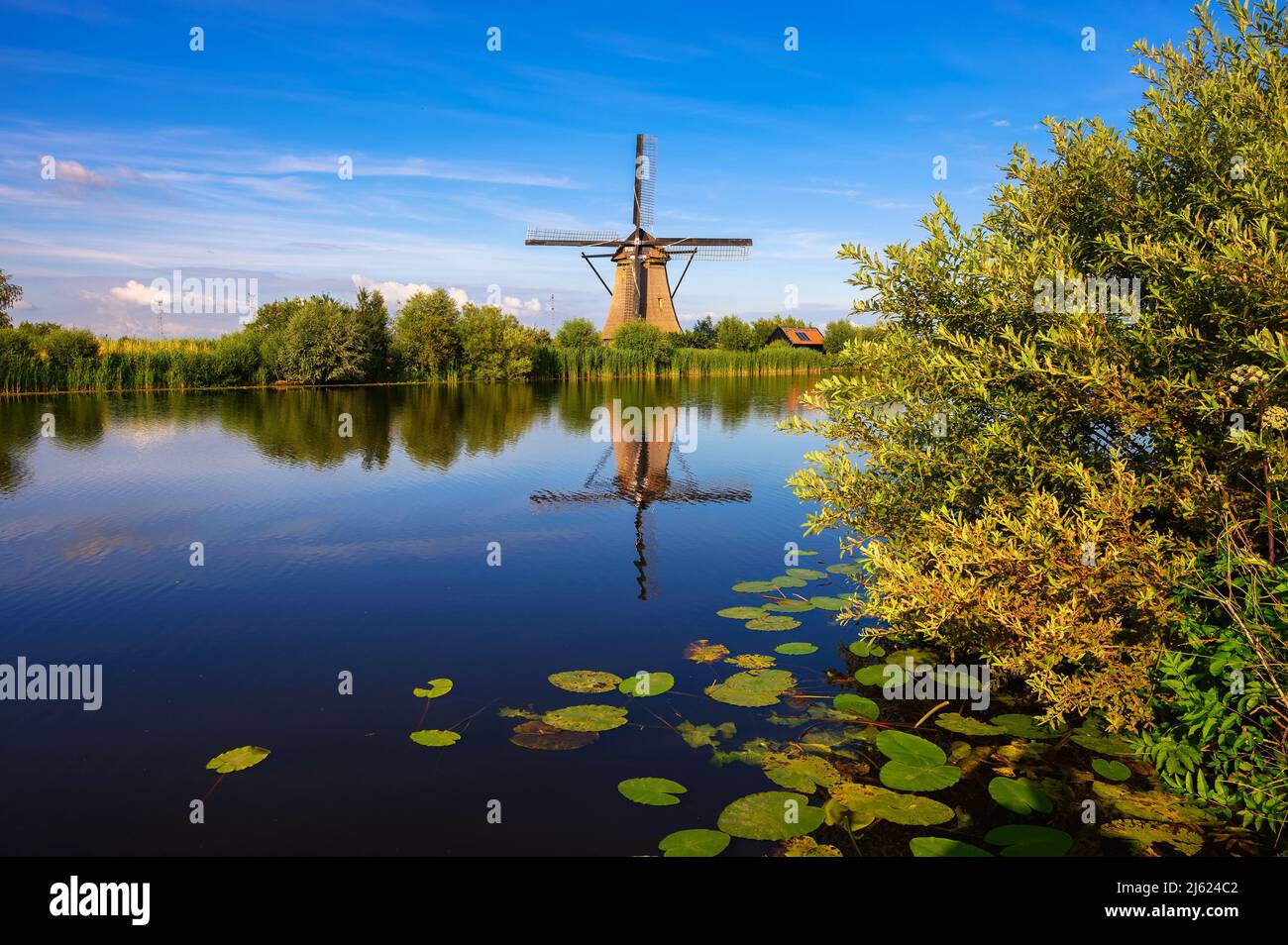 Moulin à vent historique et rivière qui coule à Kinderdijk, pays-Bas Banque D'Images