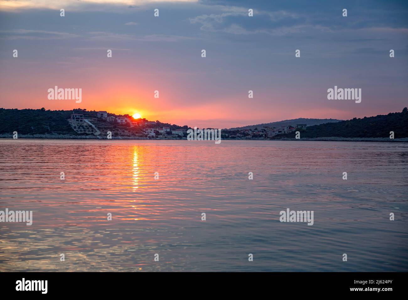 Vue panoramique sur le coucher du soleil sur la mer Adriatique Banque D'Images
