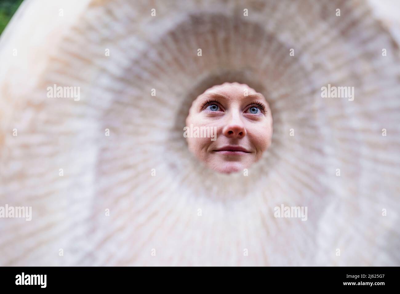 Femme vue à travers la pierre circulaire Banque D'Images