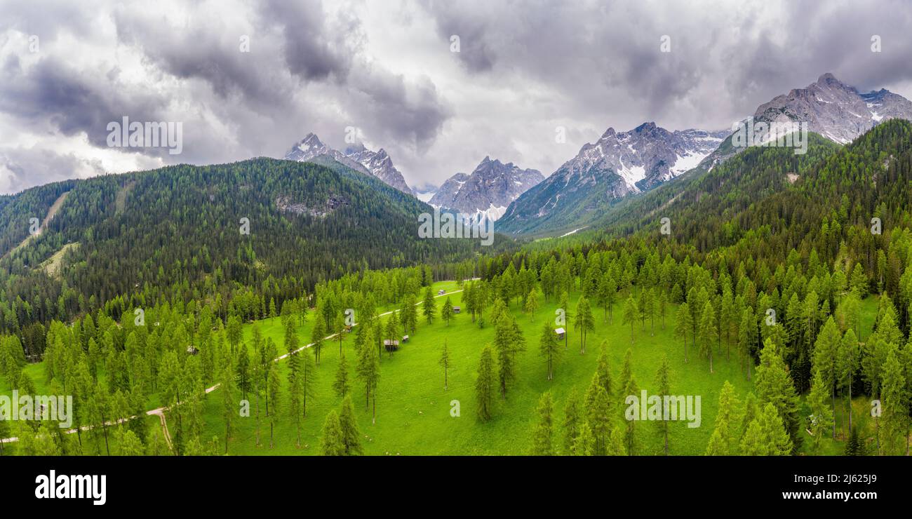 Italie, Tyrol du Sud, Drone panorama de la vallée verte dans les Dolomites de Sexten Banque D'Images