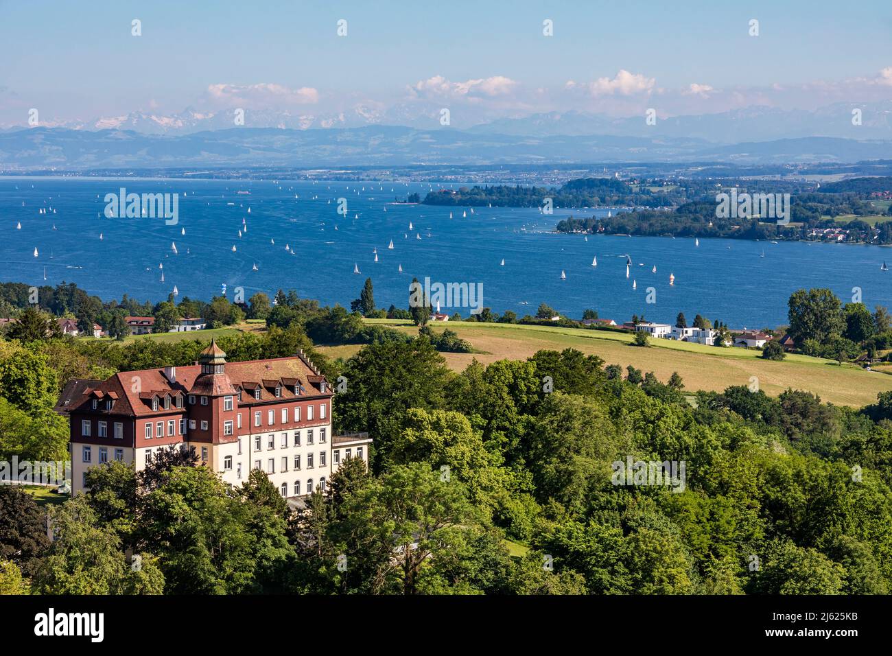 Allemagne, Bade-Wurtemberg, Uberlingen, Salem International College et Lac de Constance vu de Hodinger Hohe en été Banque D'Images