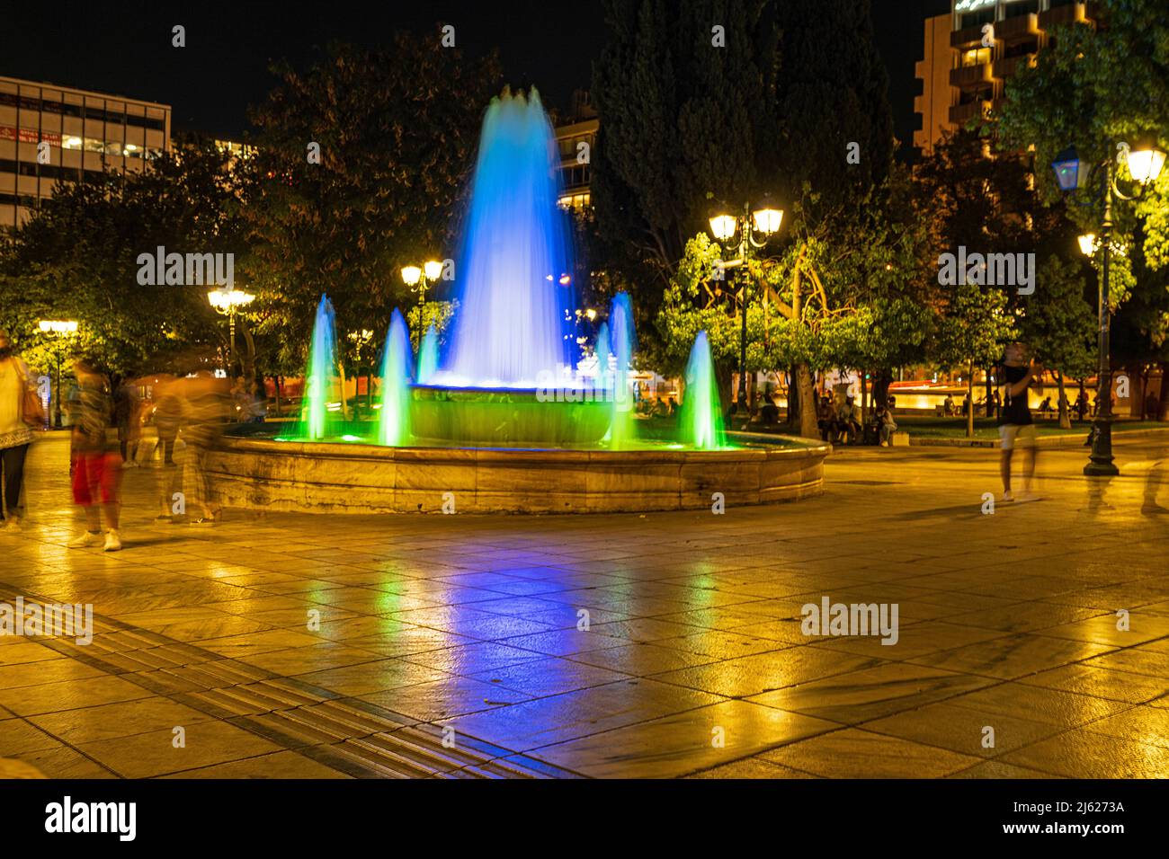 Fontaine illuminée sur la place Syntagma à Athènes, Grèce Banque D'Images