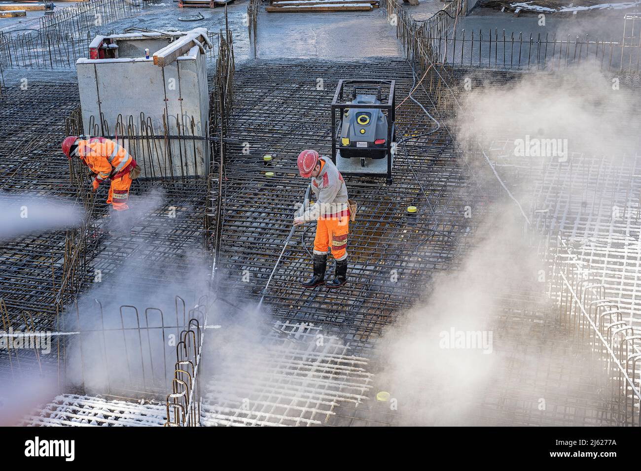 Travailleurs de la construction sur un chantier de construction d'un immeuble d'habitation, Lucerne, Suisse Banque D'Images