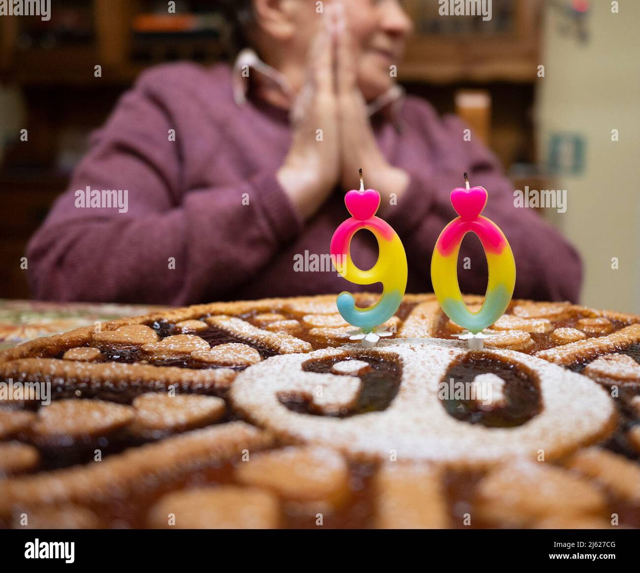 Femme âgée à la fête d'anniversaire des années 90 Banque D'Images