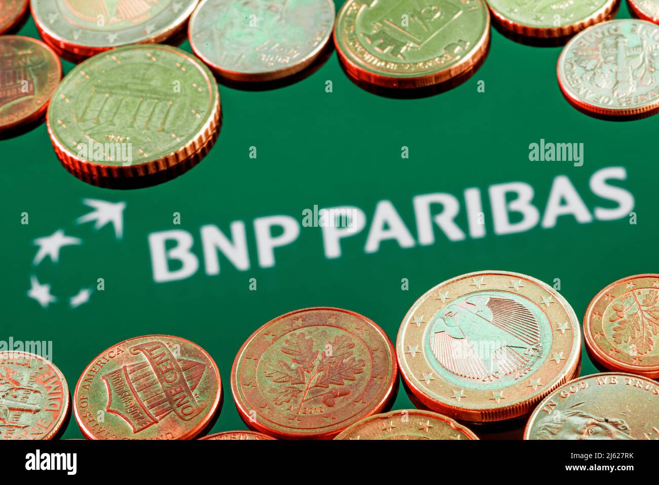 Variété de pièces de monnaie en métal sur le fond du logo de la banque BNP  Paribas Photo Stock - Alamy