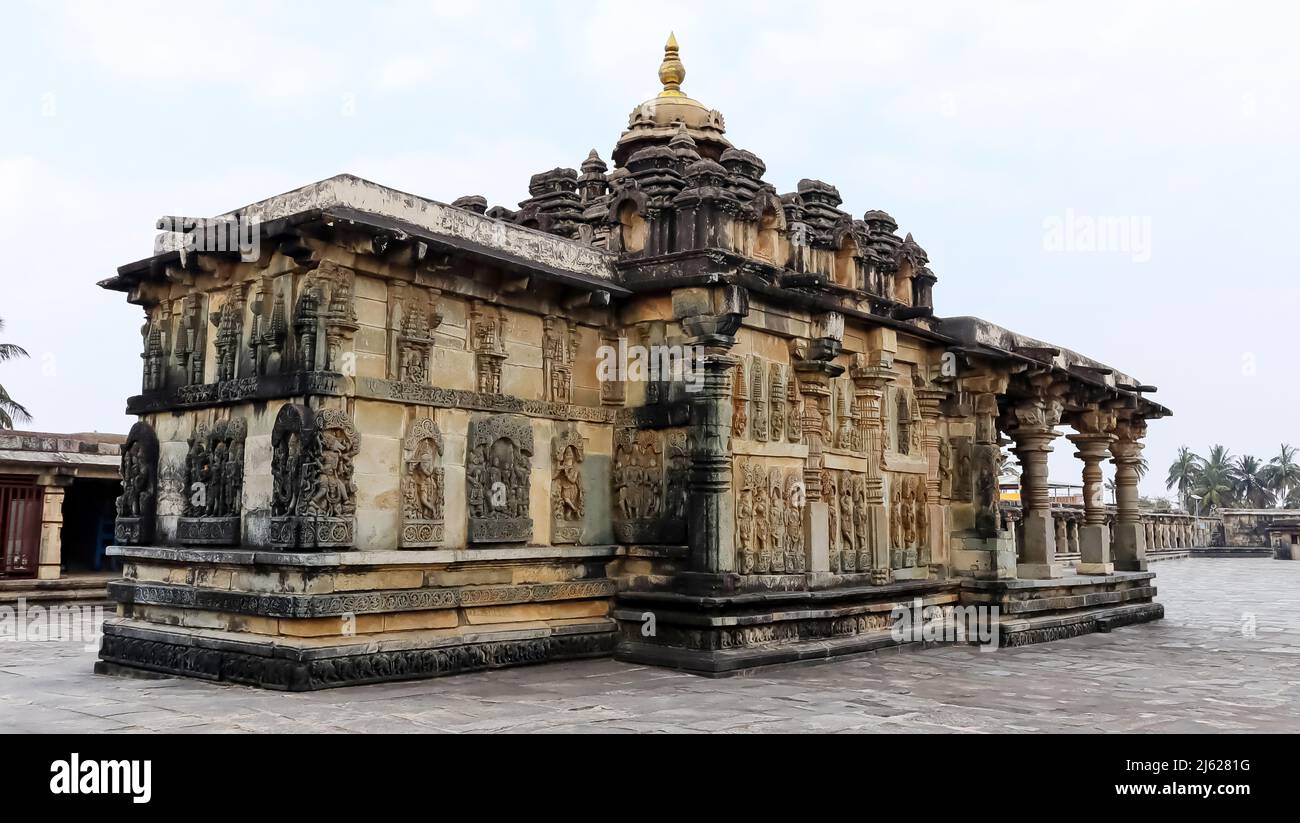 La vue du temple Andal Rangnayaki, à gauche du temple Chennakeshwa, Belur, Karnataka, Inde Banque D'Images